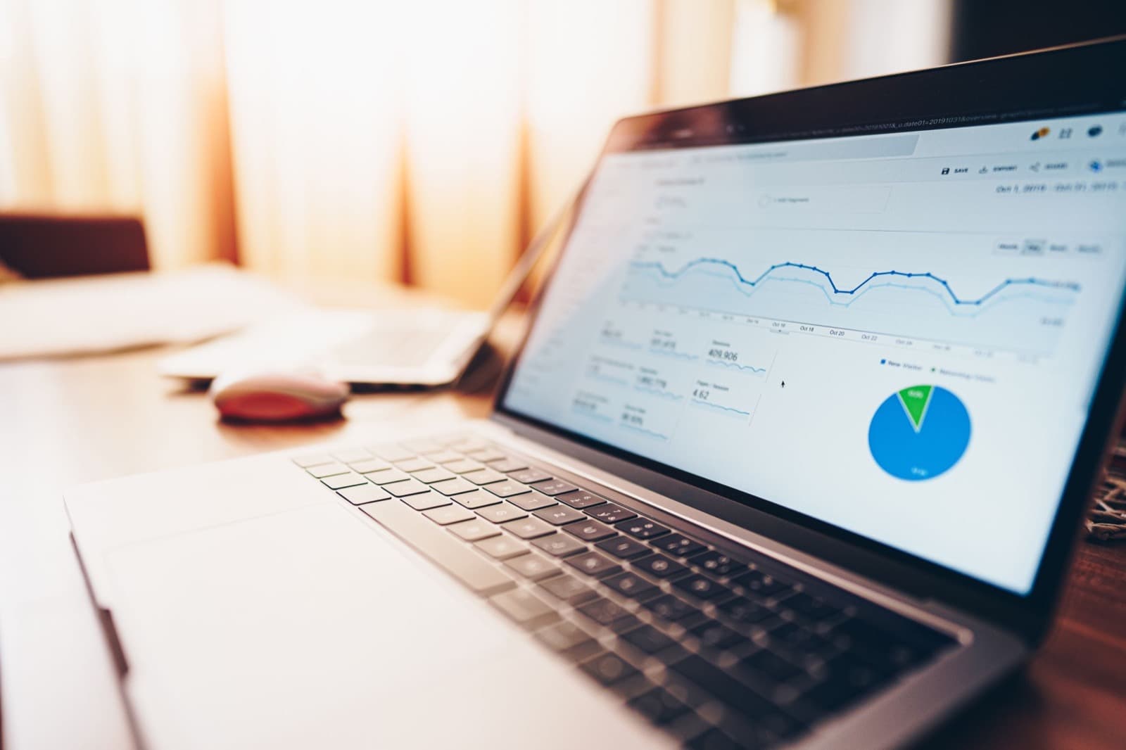 Consultante SEO travaillant sur des données de référencement